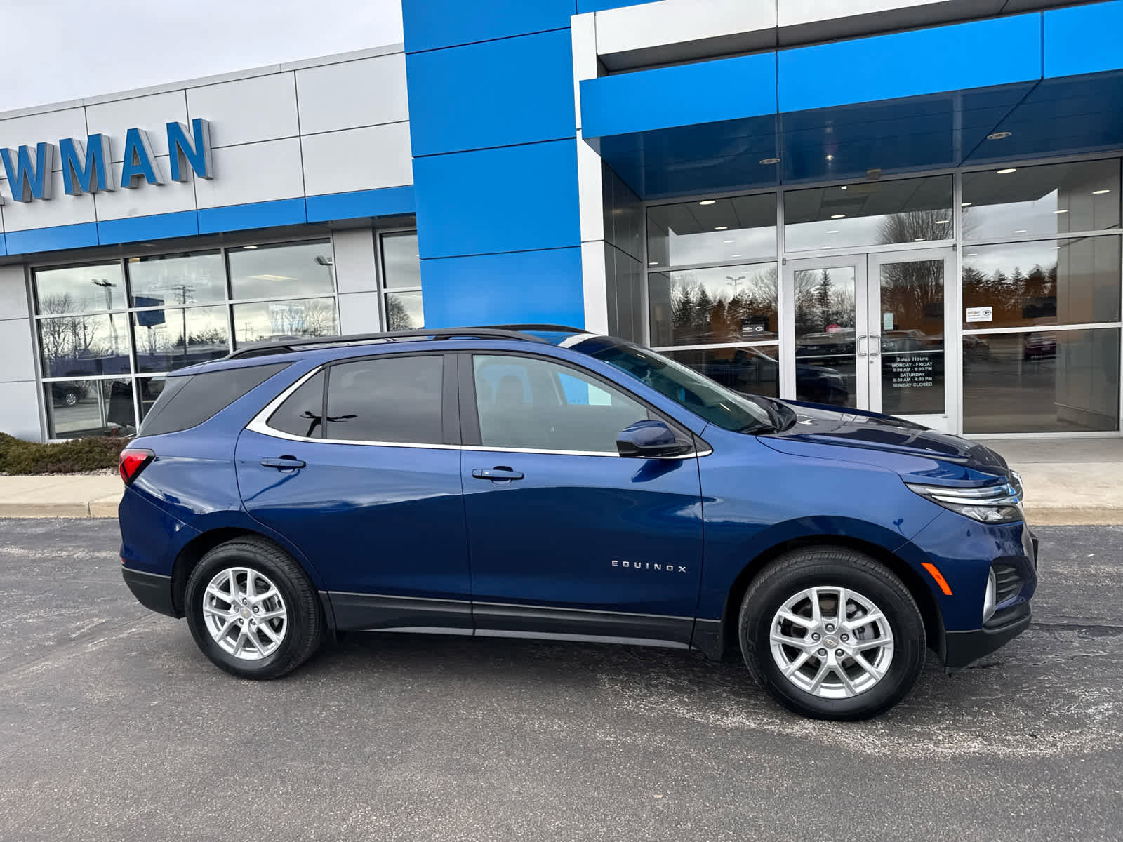 Used 2023 Chevrolet Equinox LT image 2