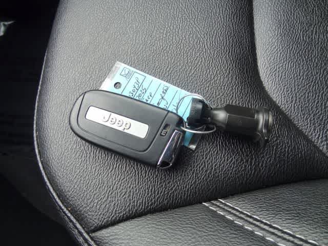 Used 2025 Jeep Compass Limited AWD/4WD image 36