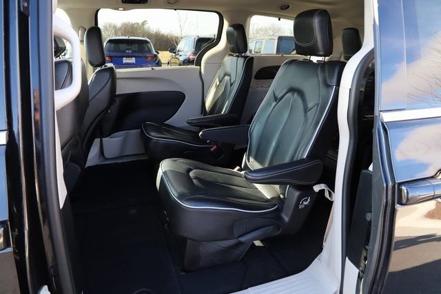 Used 2024 Chrysler Pacifica Limited FWD image 19