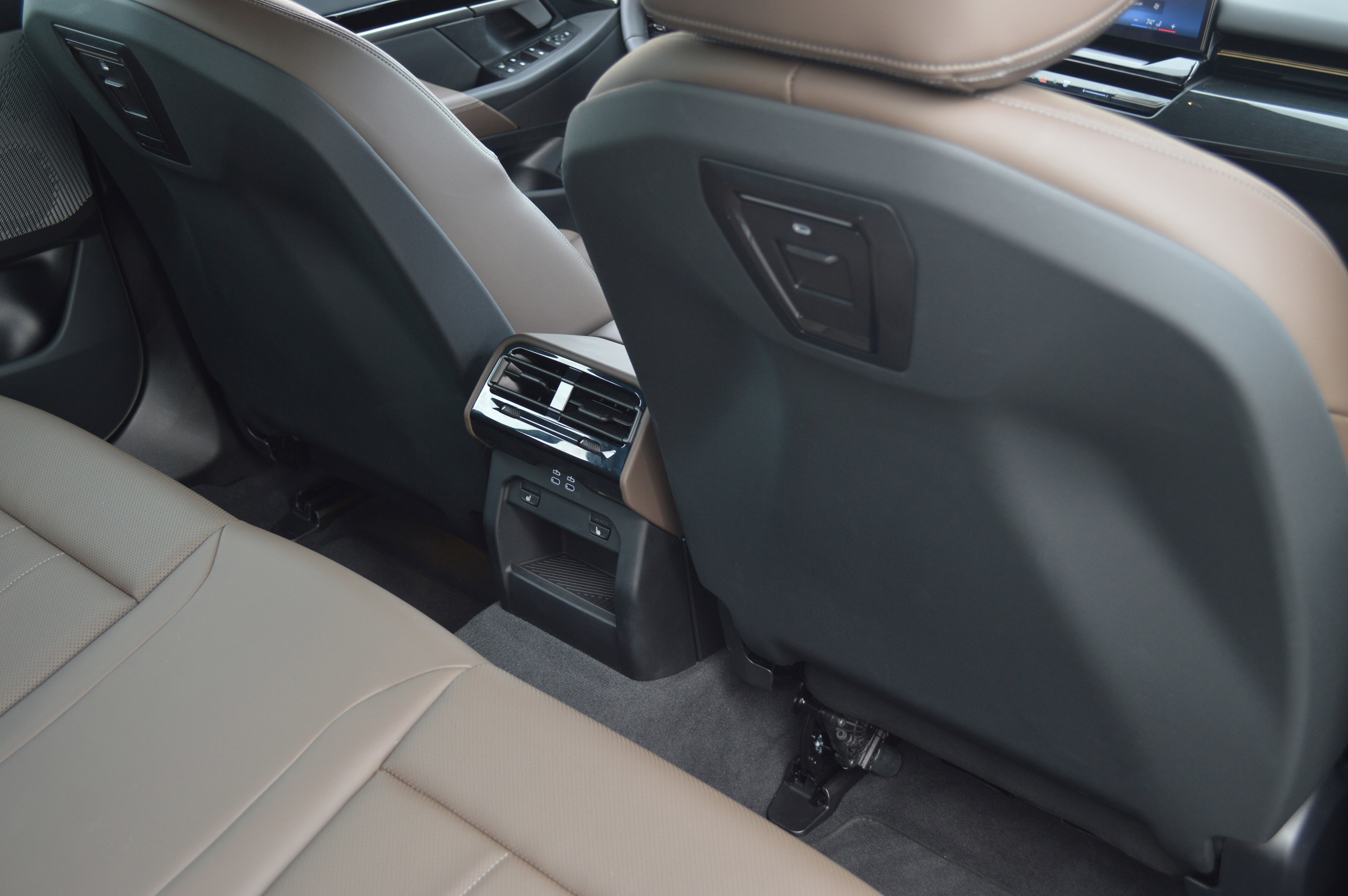 Used 2025 BMW 530i xDrive w/ Premium Package image 33