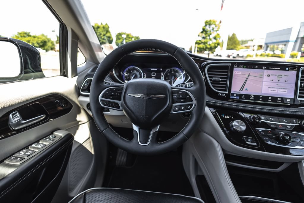 Used 2024 Chrysler Pacifica Limited FWD image 24