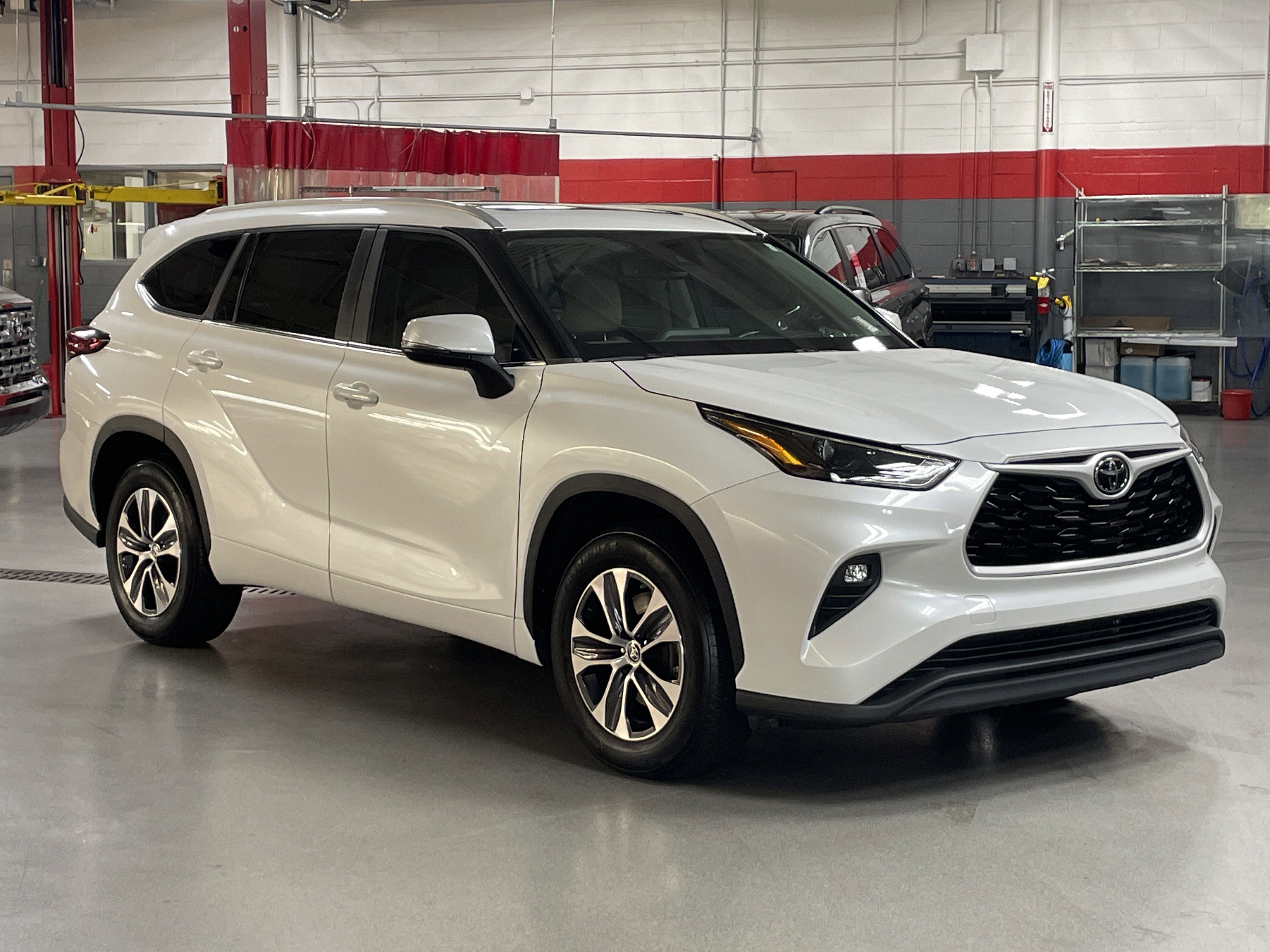 Used 2023 Toyota Highlander XLE image 2