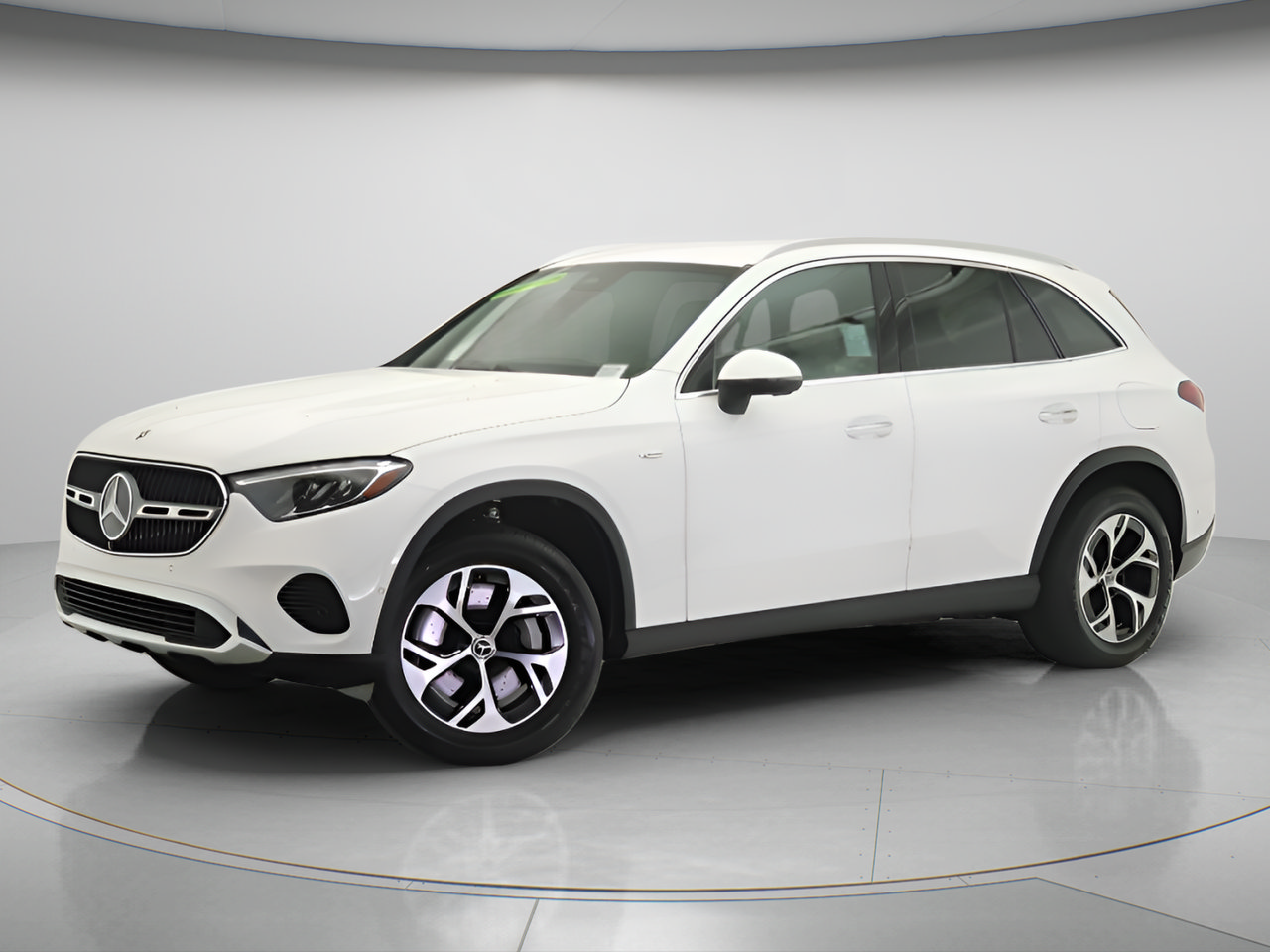 Used 2025 Mercedes-Benz GLC 350e 4MATIC image 3