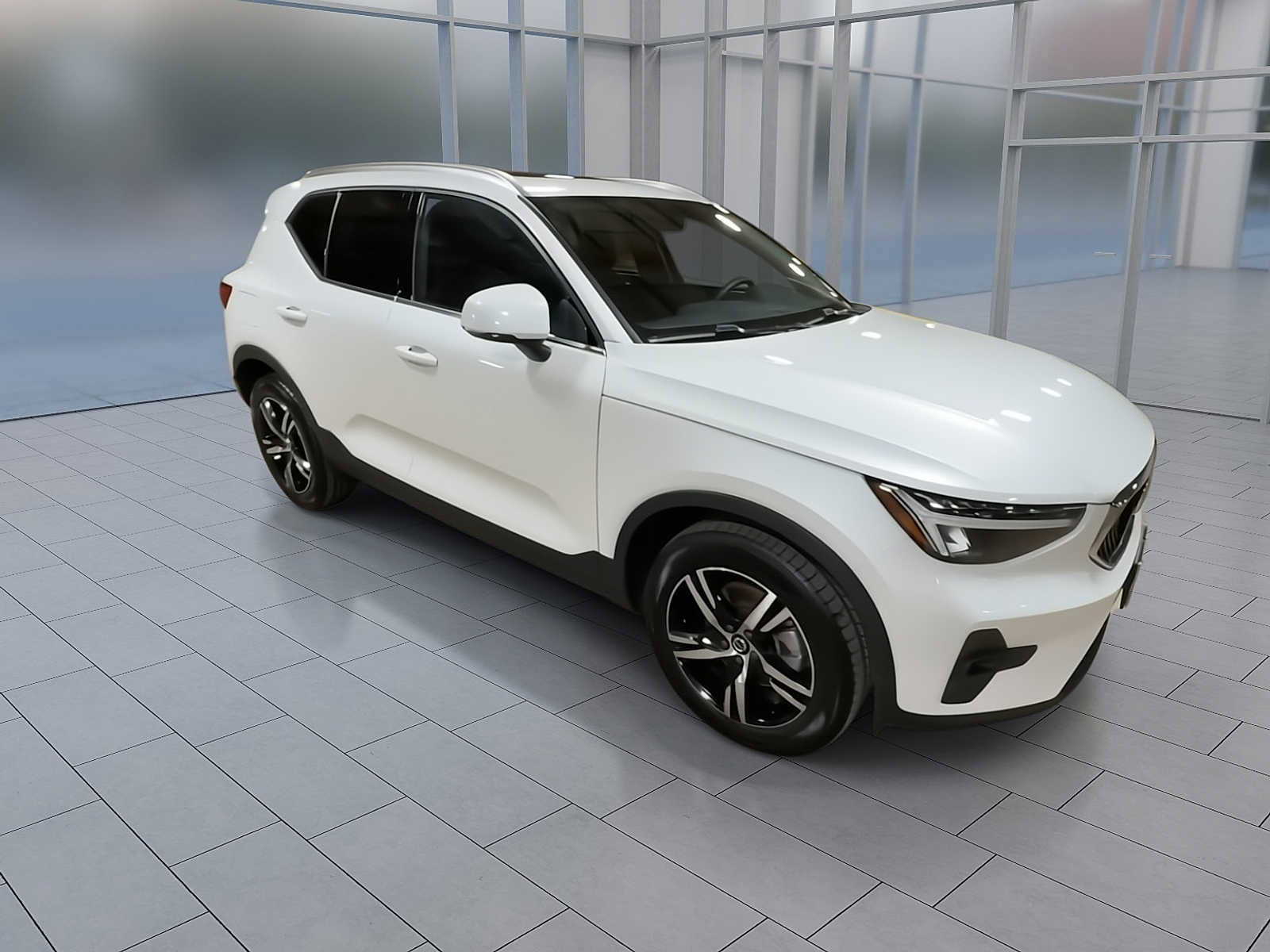 Used 2023 Volvo XC40 B5 Plus image 2