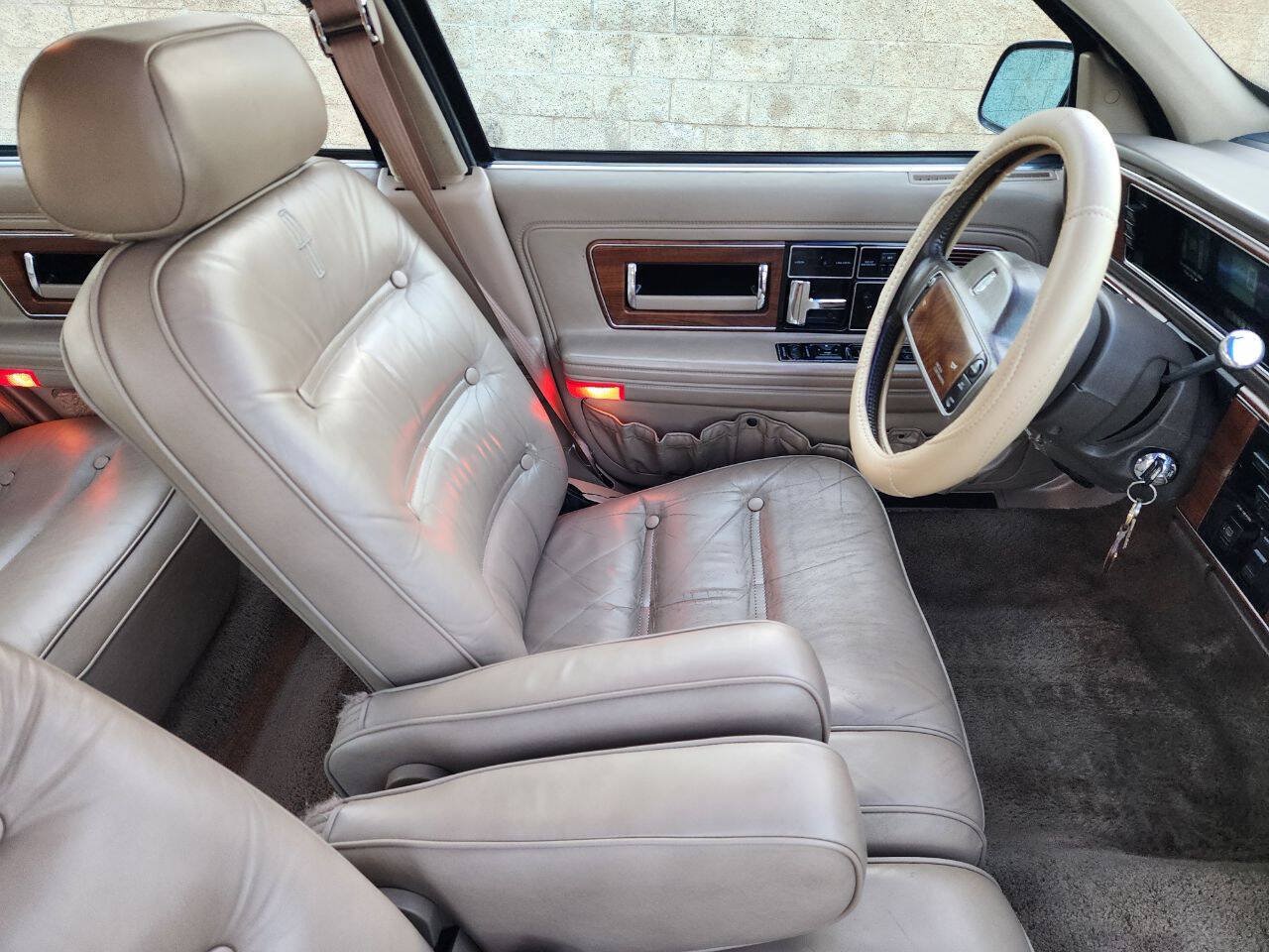 Used 1988 Lincoln Continental Signature FWD image 17