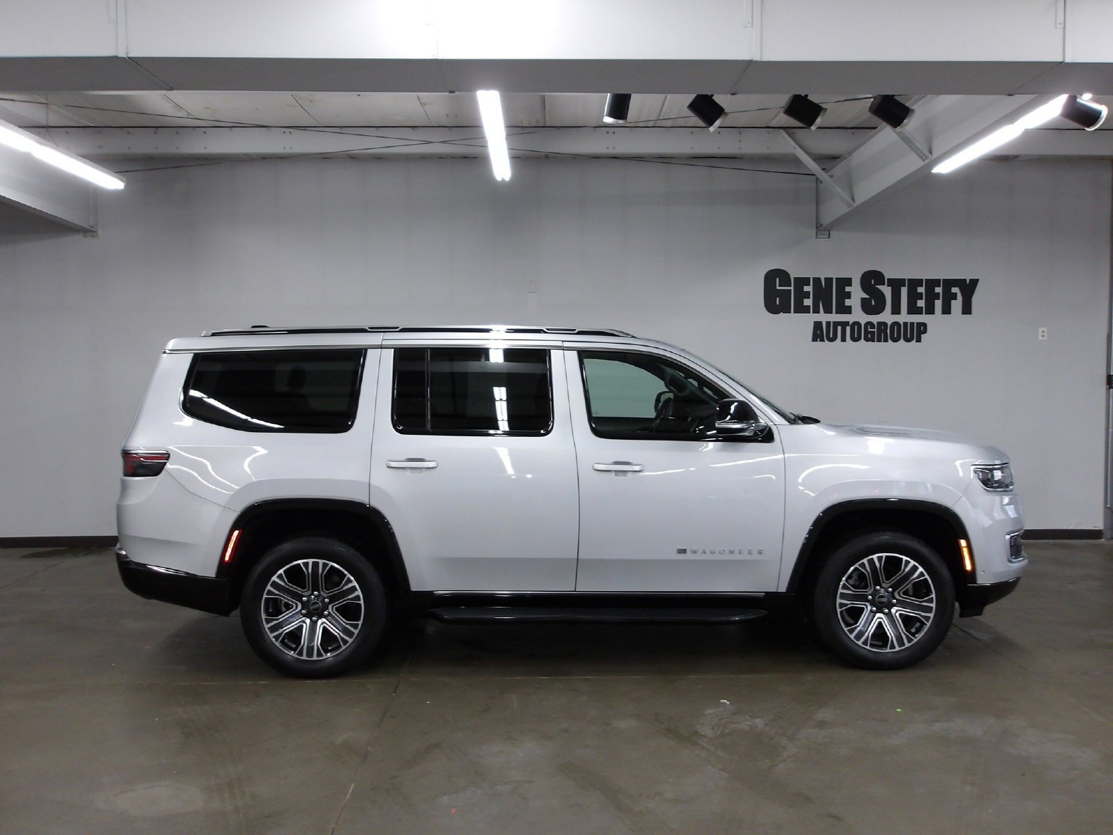Used 2025 Jeep Wagoneer 4WD image 3