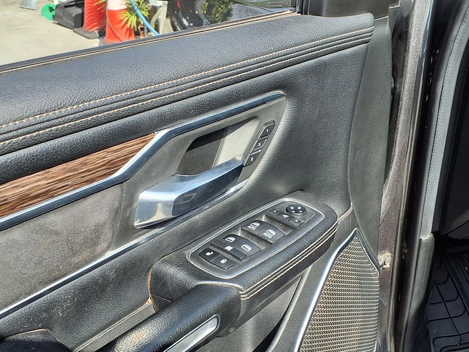 Used 2019 RAM 1500 Laramie AWD/4WD image 14