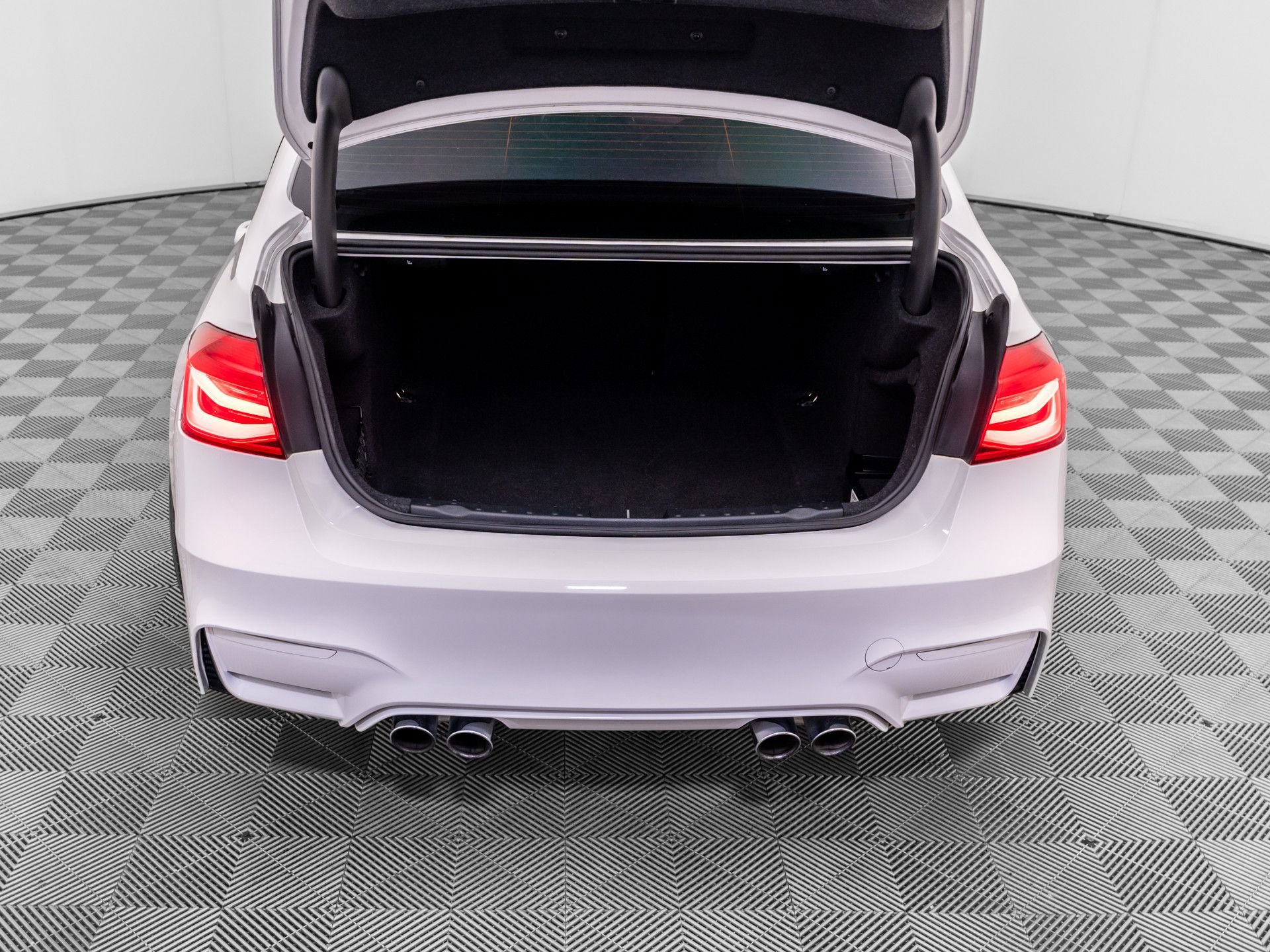 Used 2018 BMW M3 RWD image 33