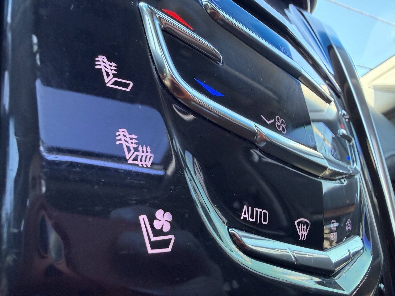 Used 2018 Cadillac Escalade Luxury AWD/4WD image 15