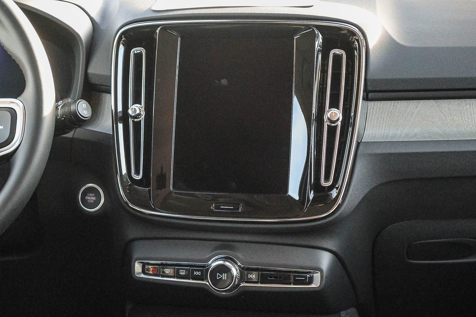 Used 2025 Volvo XC40 B5 Core image 25