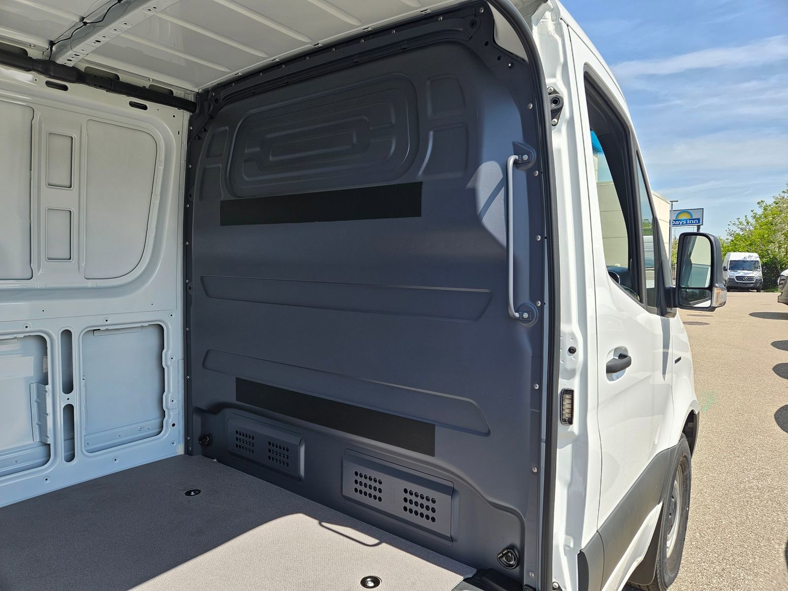 New 2025 Mercedes-Benz eSprinter 144 Cargo image 32