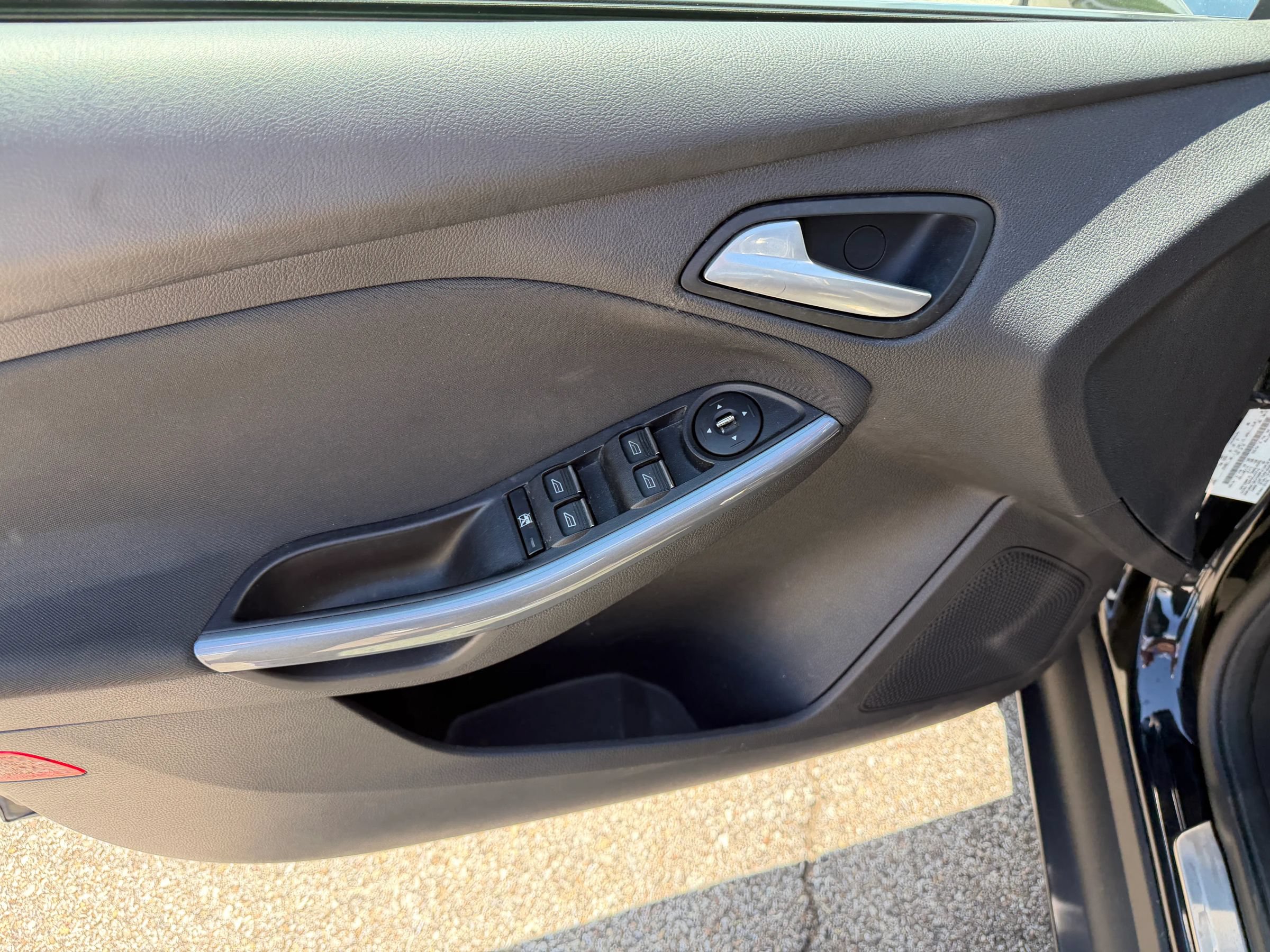 Used 2014 Ford Focus Titanium FWD image 9