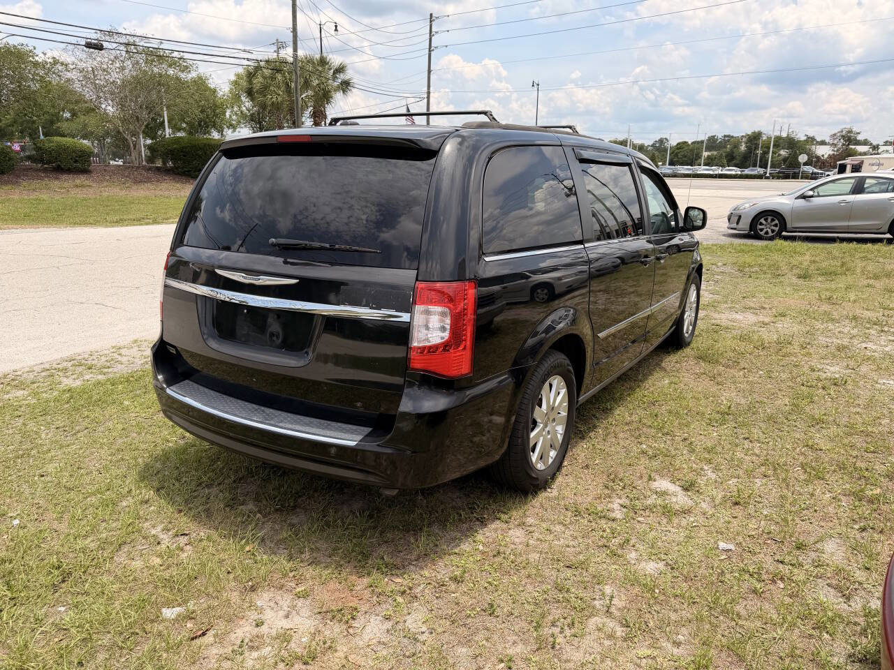 Used 2015 Chrysler Town & Country Touring FWD image 4