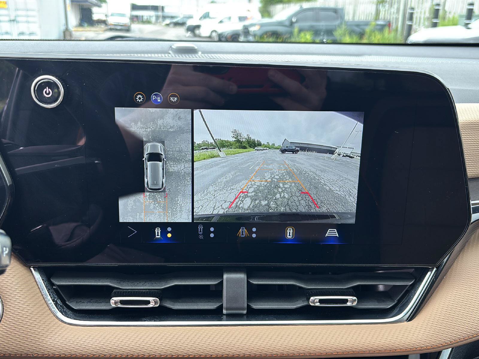 Used 2025 Chevrolet Equinox ACTIV w/ Safety and Technology Package AWD/4WD image 23