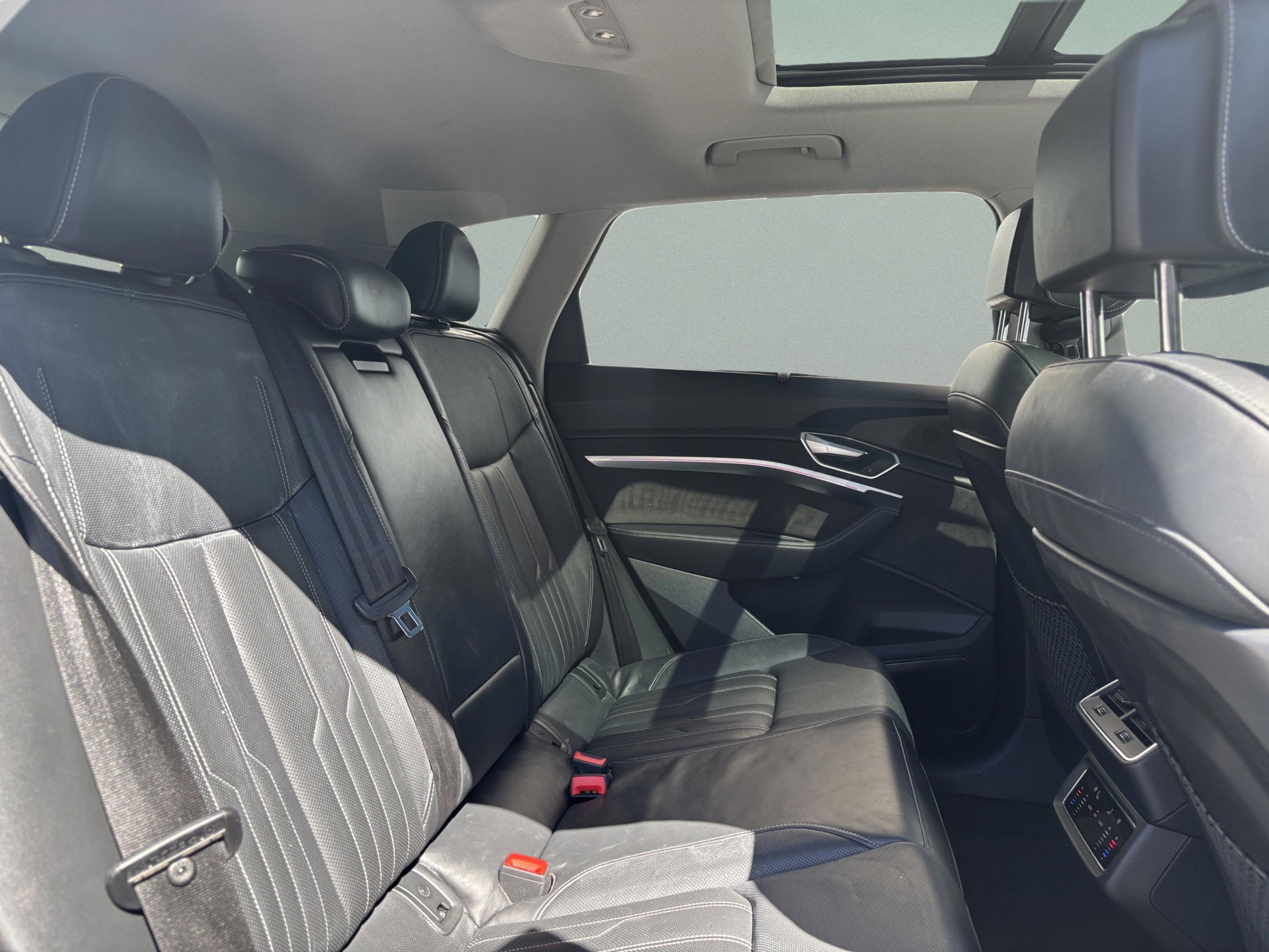Used 2019 Audi e-tron Prestige w/ Prestige Package AWD/4WD image 15