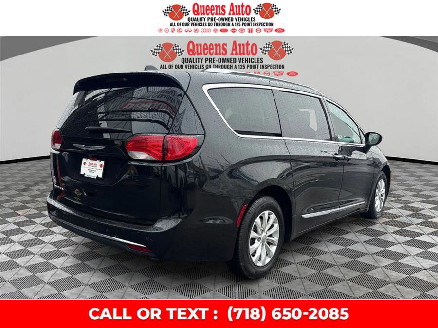 Used 2019 Chrysler Pacifica Touring-L image 7