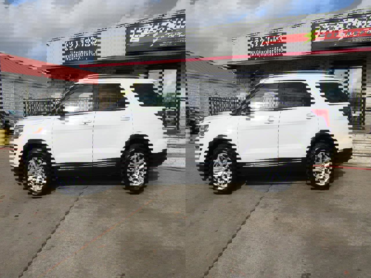 Used 2018 Ford Explorer XLT image 2