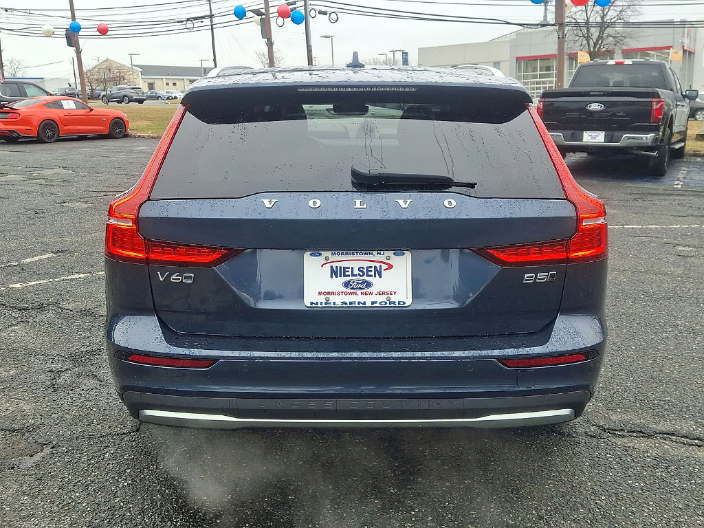 Used 2023 Volvo V60 B5 Cross Country Plus image 4