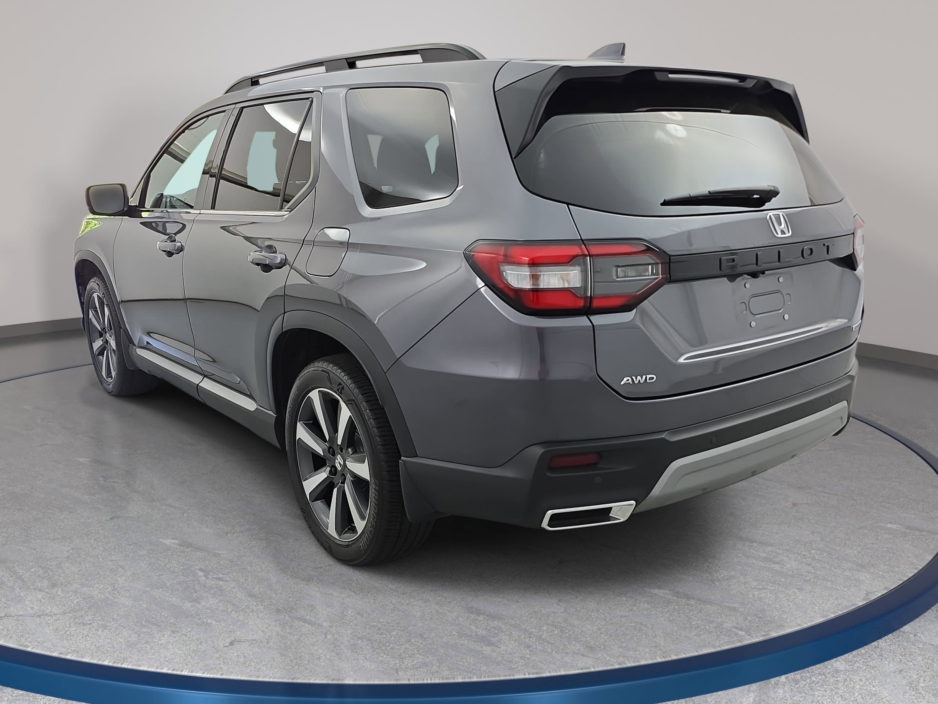 Used 2025 Honda Pilot Touring image 7