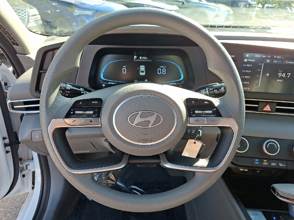 Used 2026 Hyundai Elantra SE FWD image 18