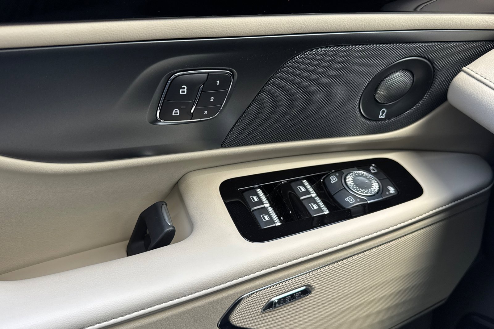 New 2025 Lincoln Nautilus Reserve w/ Jet Appearance Package image 10