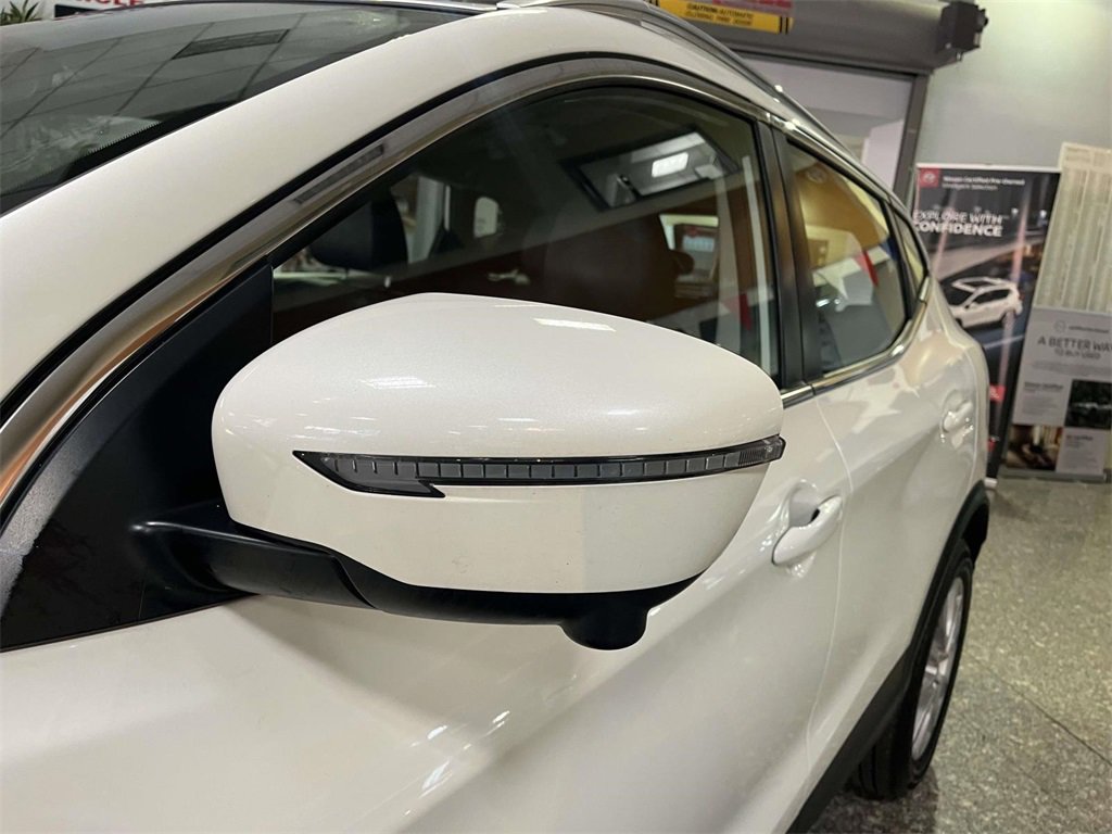 Used 2022 Nissan Rogue Sport SV w/ Technology Package image 11