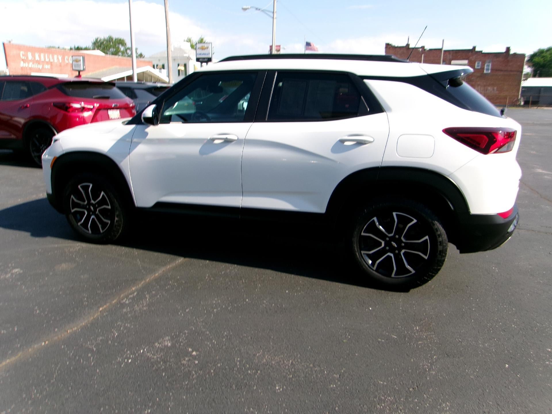 Used 2023 Chevrolet TrailBlazer ACTIV w/ Sun and Liftgate Package FWD image 2