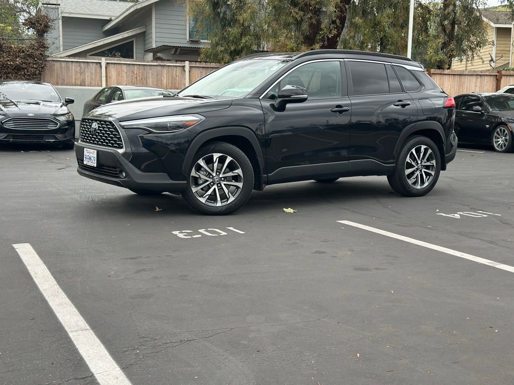 Used 2023 Toyota Corolla Cross XLE w/ Convenience Package image 2