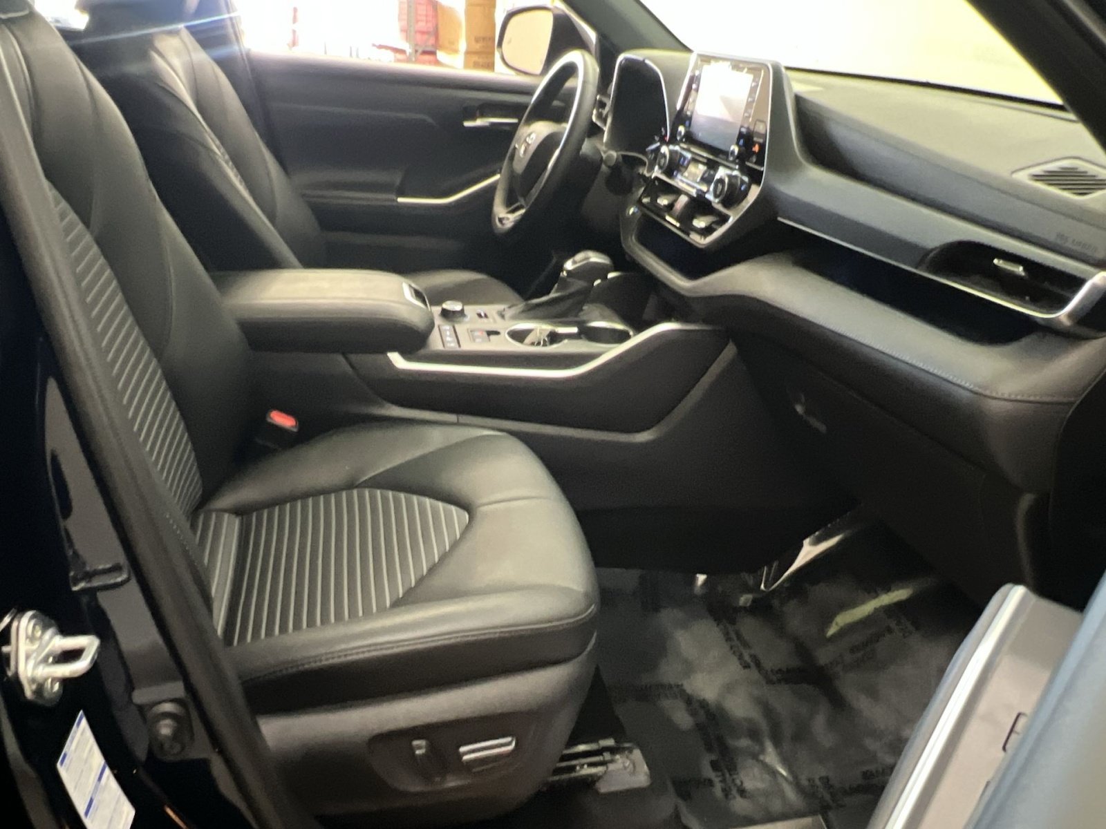 Used 2021 Toyota Highlander XSE AWD/4WD image 27