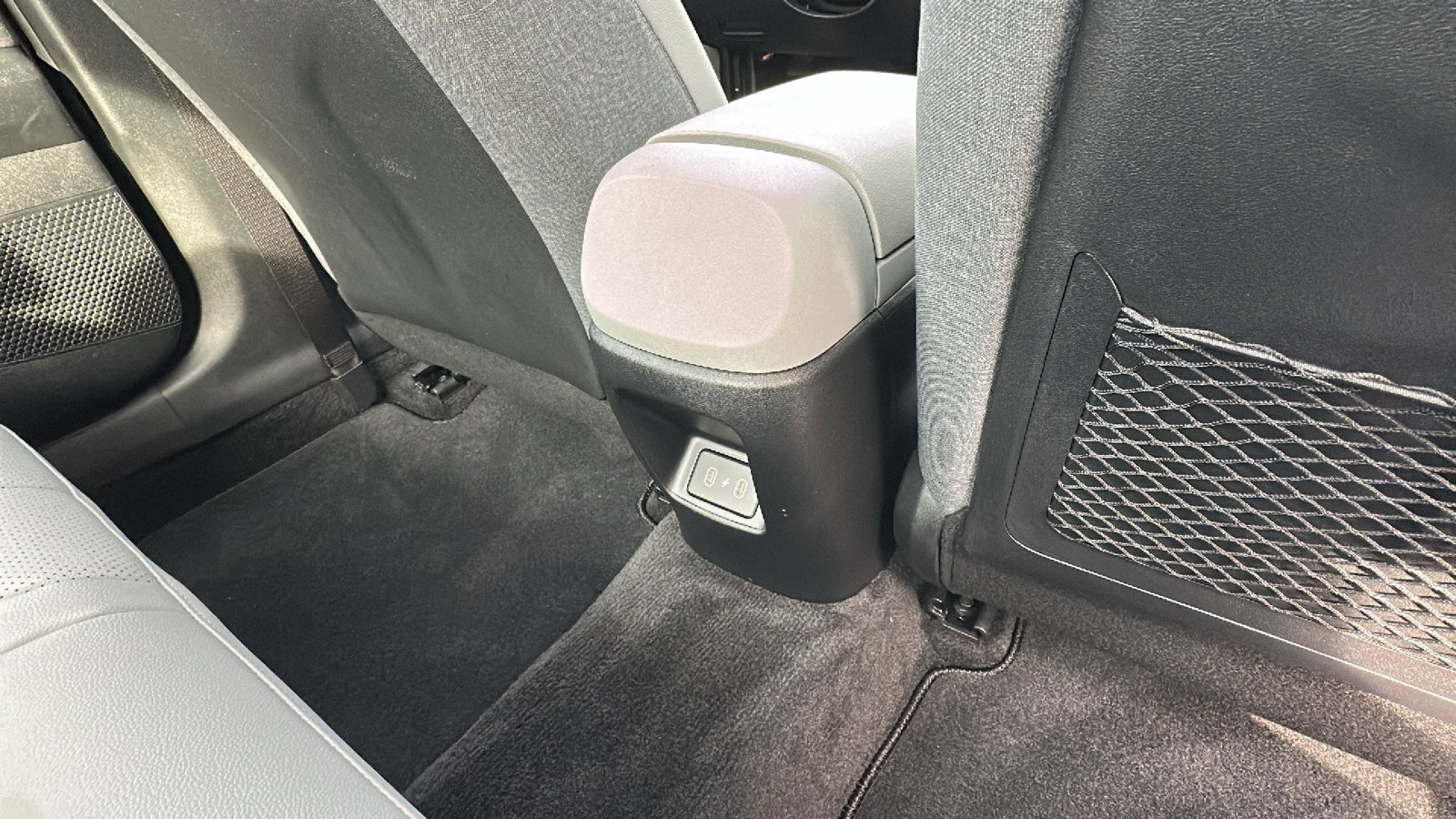 Used 2024 Hyundai Elantra Limited image 25