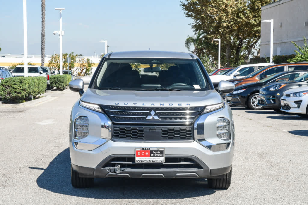 Used 2022 Mitsubishi Outlander ES FWD image 2