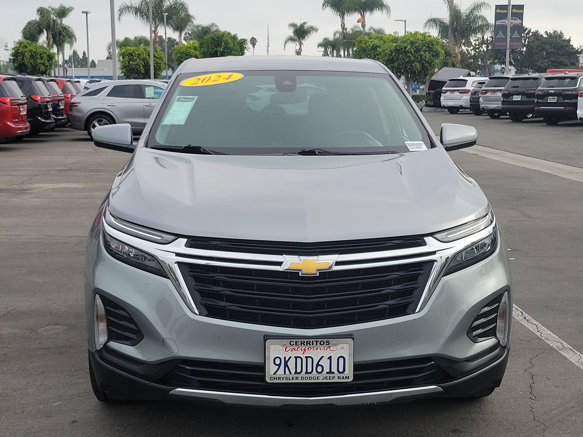Used 2024 Chevrolet Equinox LT w/ Driver Convenience Package FWD image 4