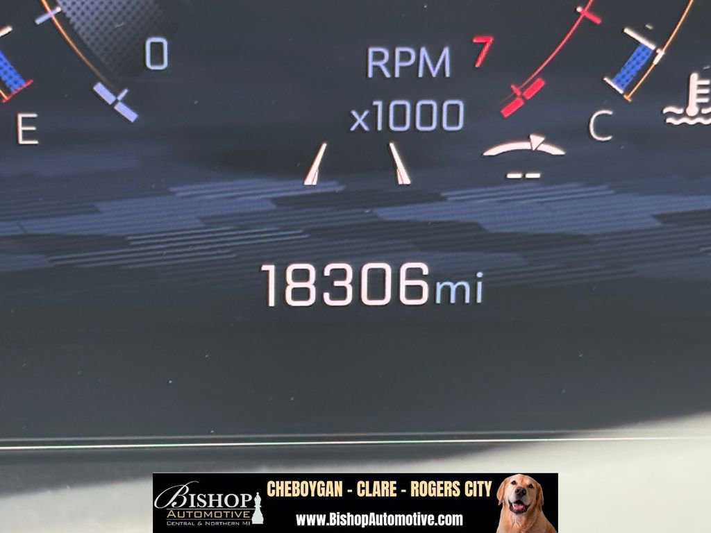 Used 2024 Chevrolet Traverse LT w/ Midnight/Sport Edition FWD image 3