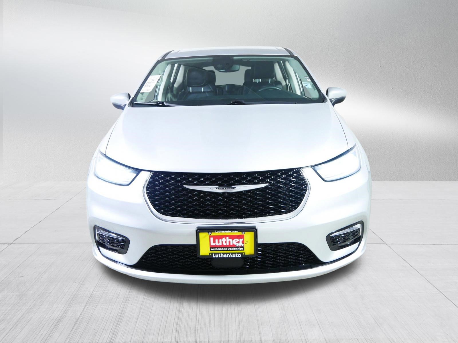 Used 2023 Chrysler Pacifica Touring-L FWD image 2