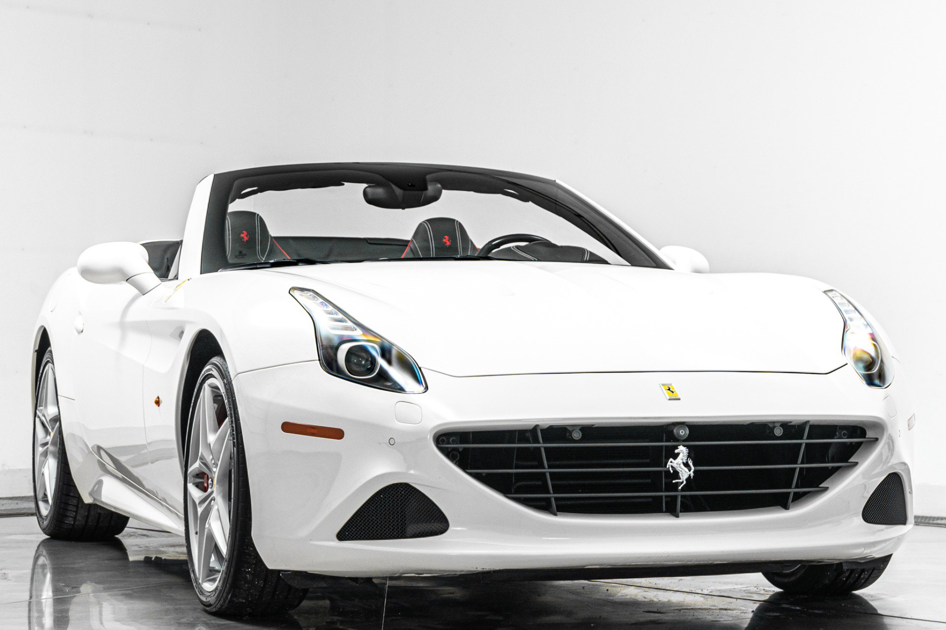 Used 2016 Ferrari California T RWD image 3