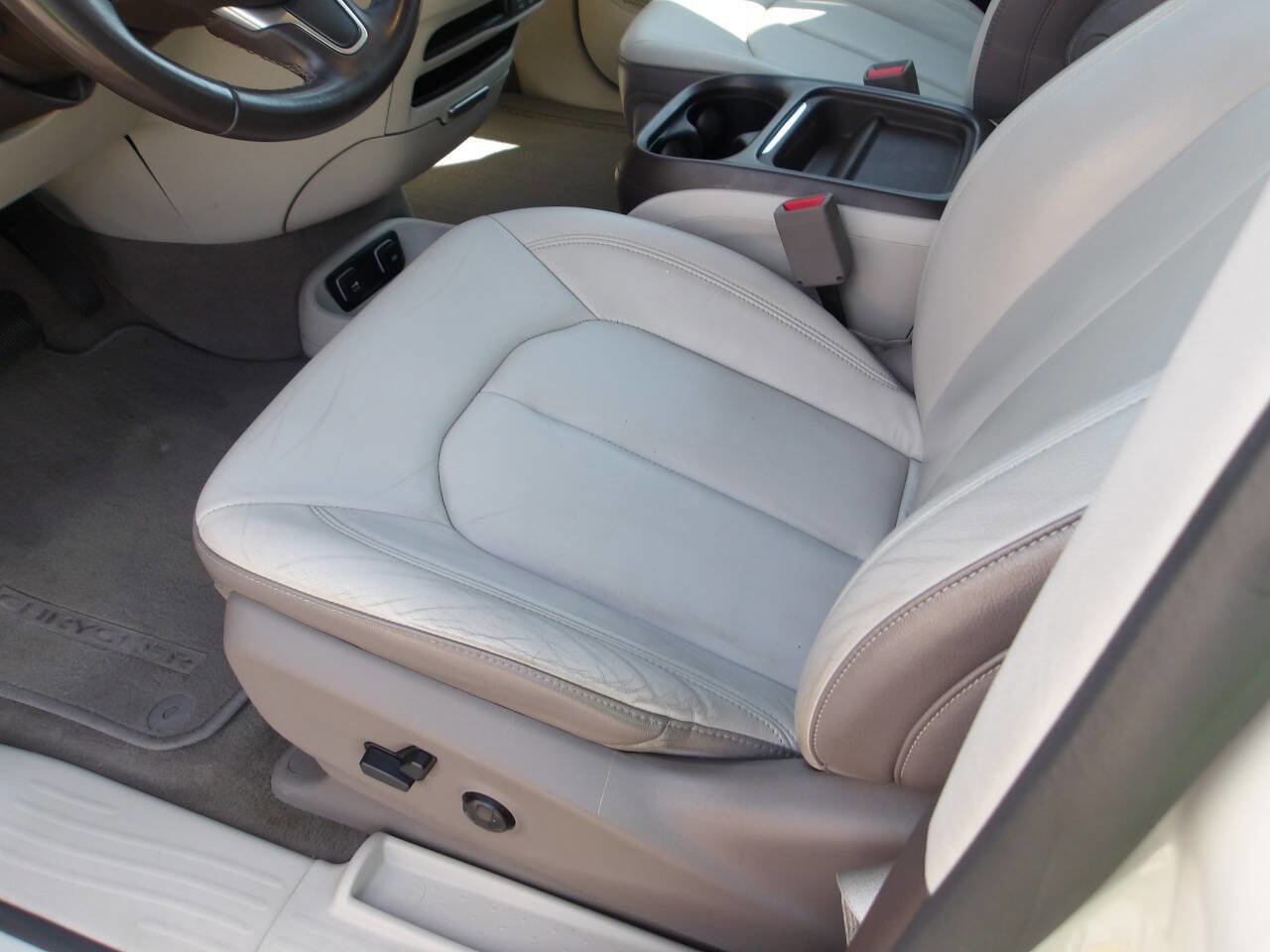 Used 2017 Chrysler Pacifica Touring-L FWD image 10