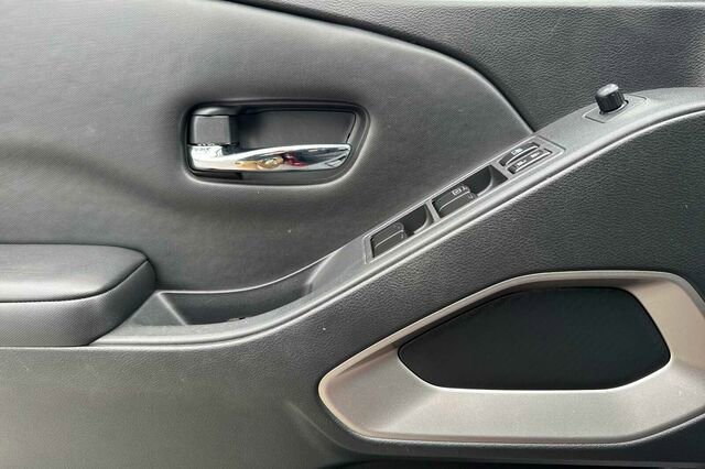 Used 2023 Nissan Frontier SV image 11