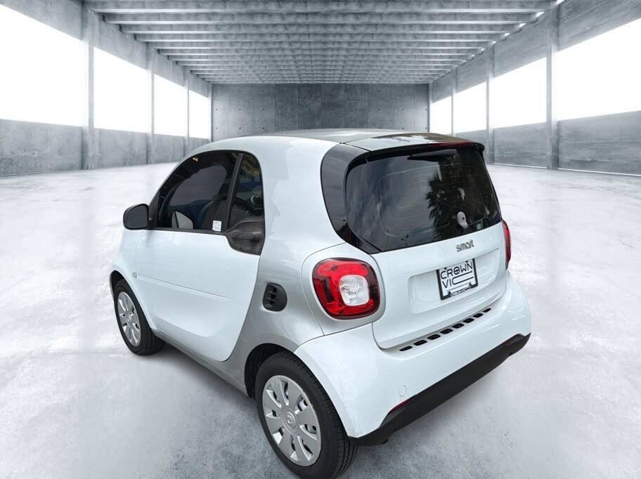 Used 2016 smart fortwo passion RWD image 4