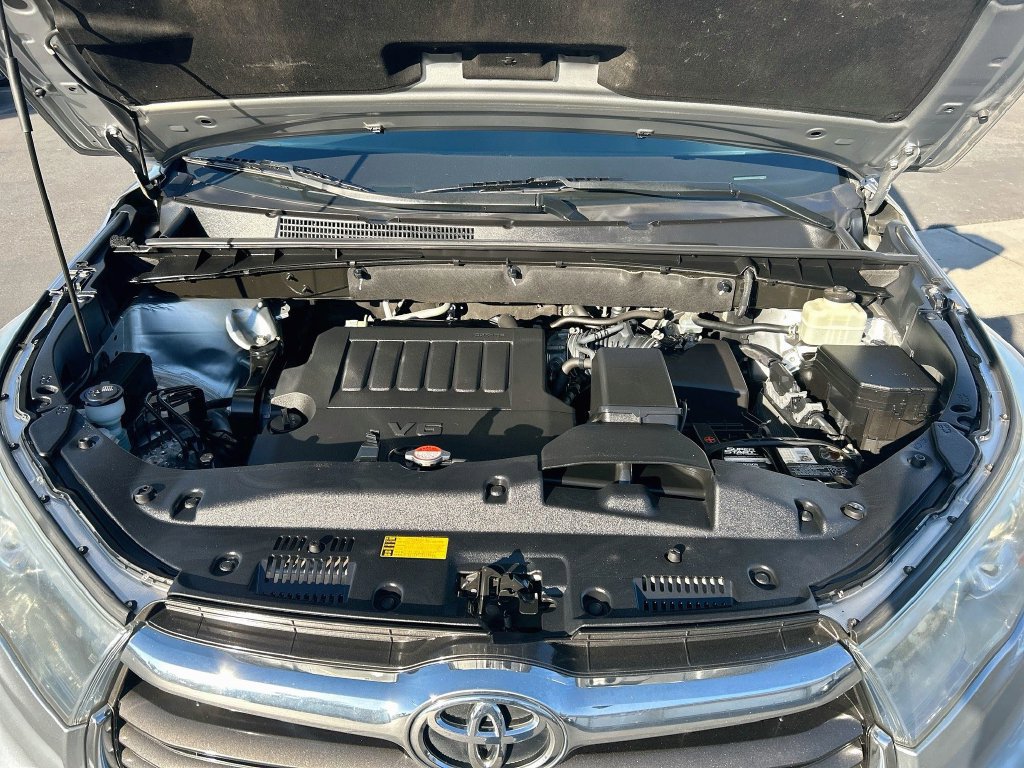Used 2016 Toyota Highlander LE AWD/4WD image 29