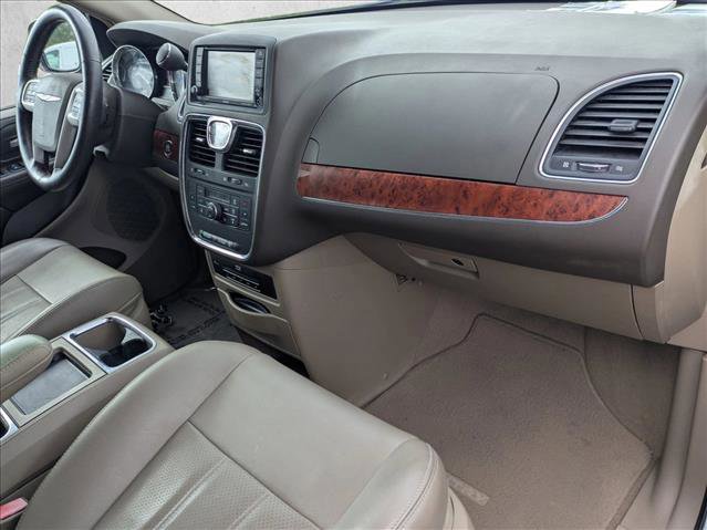 Used 2014 Chrysler Town & Country Touring-L w/ Driver Convenience Group image 22