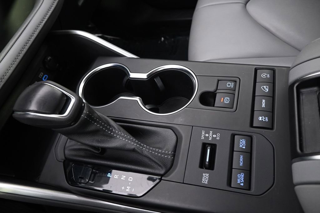 Used 2022 Toyota Highlander XLE image 32