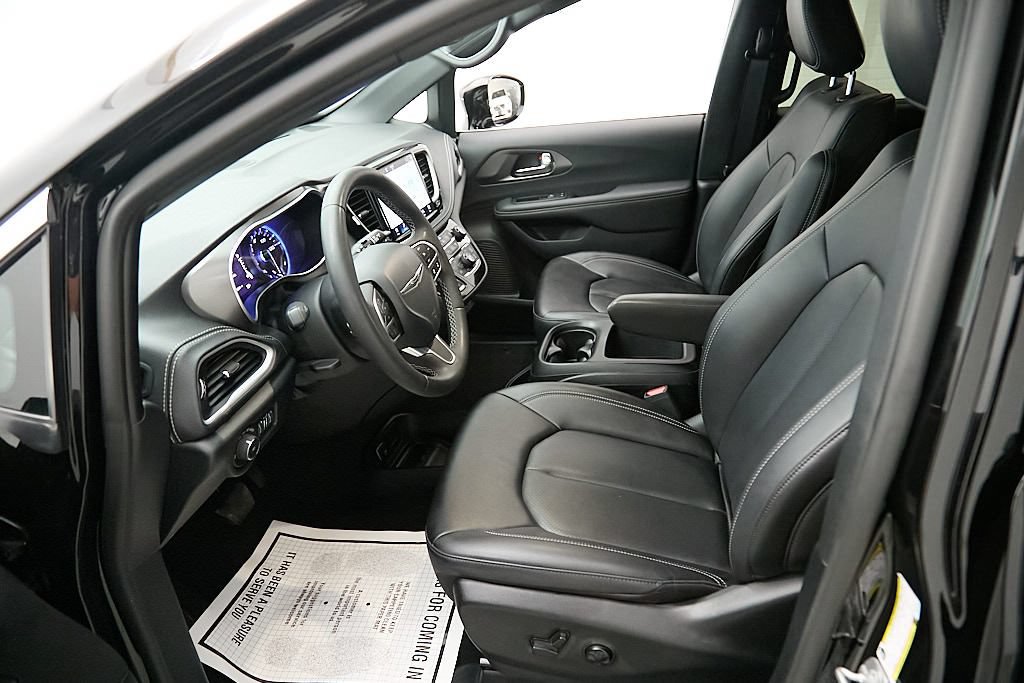 Used 2025 Chrysler Pacifica Select AWD/4WD image 17