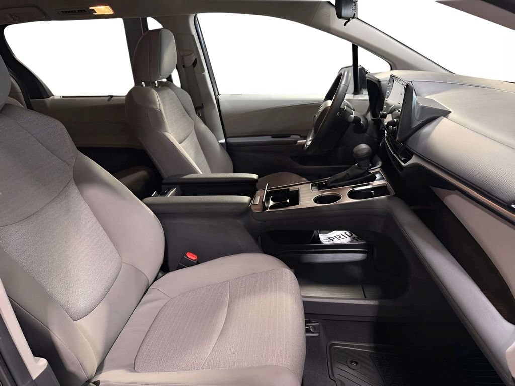 Used 2024 Toyota Sienna LE AWD/4WD image 10