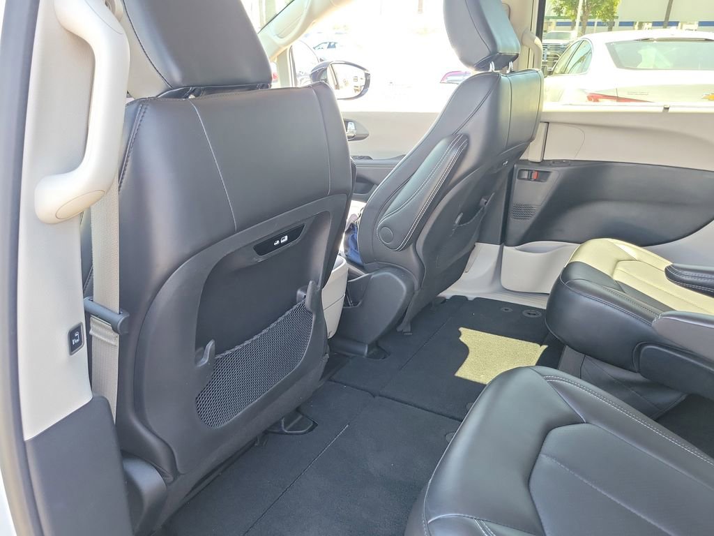 Used 2024 Chrysler Pacifica Touring-L image 12