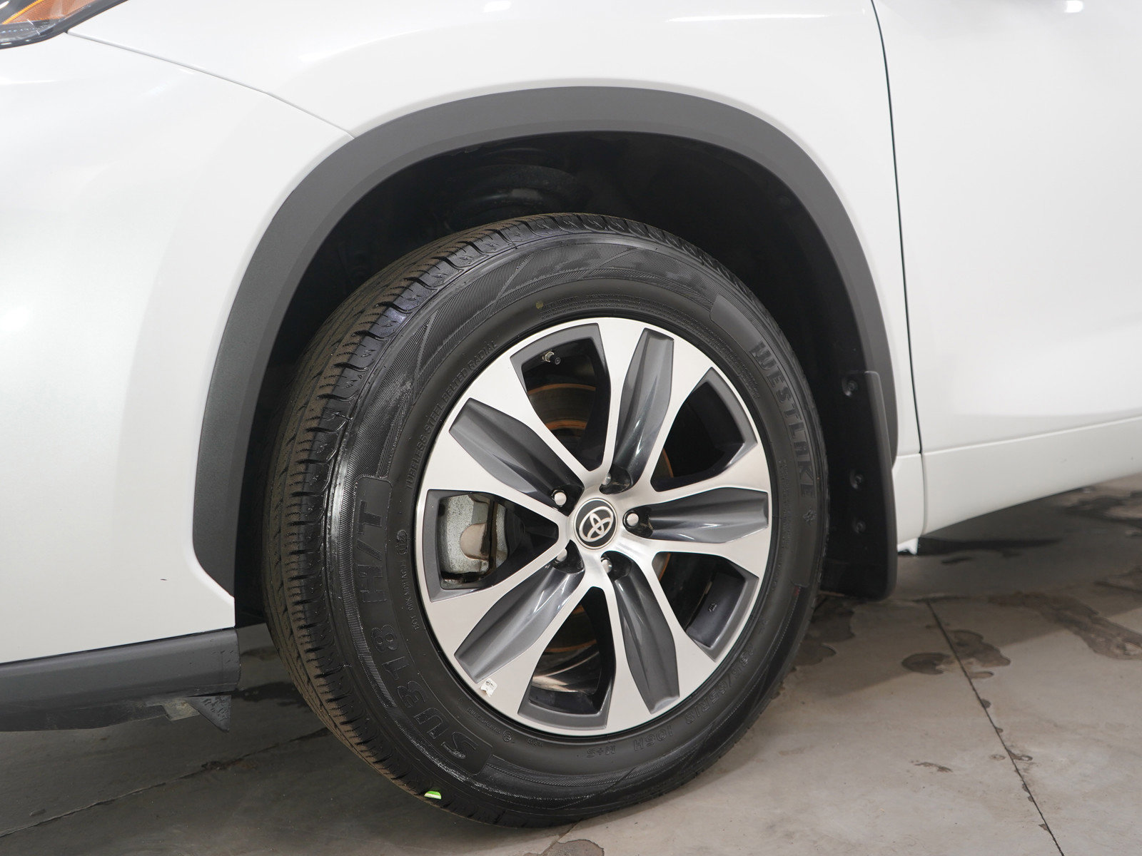 Used 2024 Toyota Highlander XLE AWD/4WD image 30