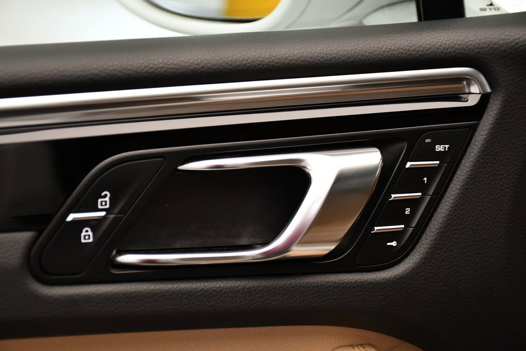 Used 2022 Porsche Macan image 37