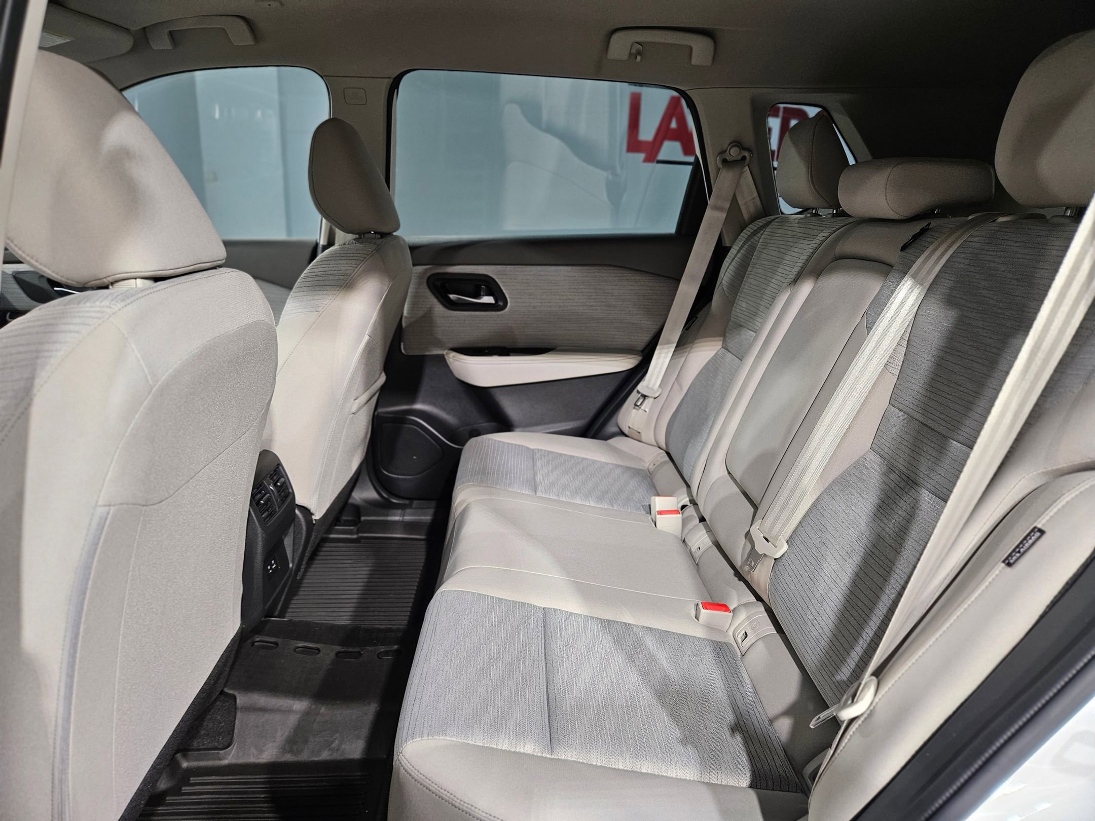 Used 2023 Nissan Rogue SV image 35