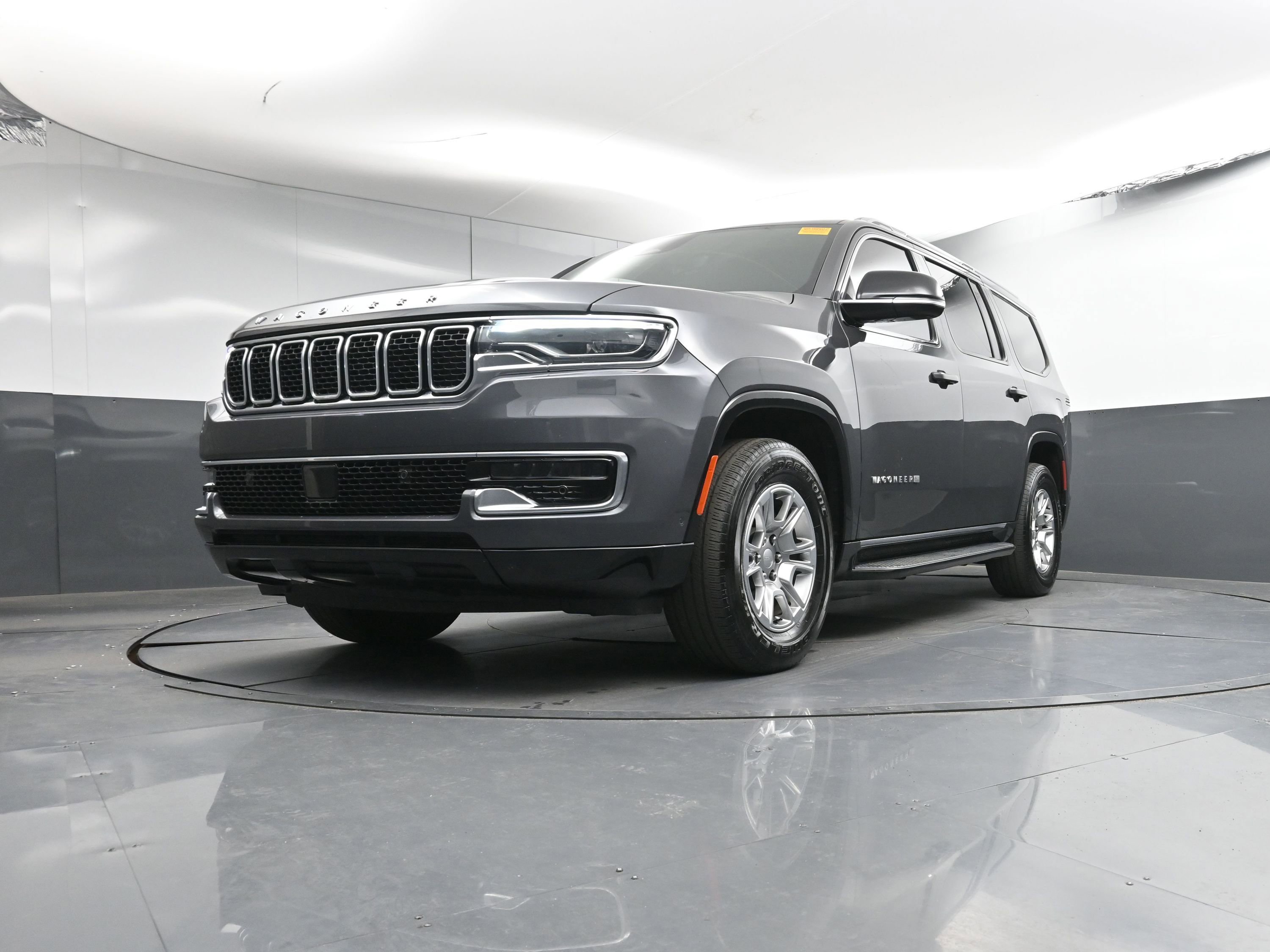 Used 2024 Jeep Wagoneer 2WD image 28