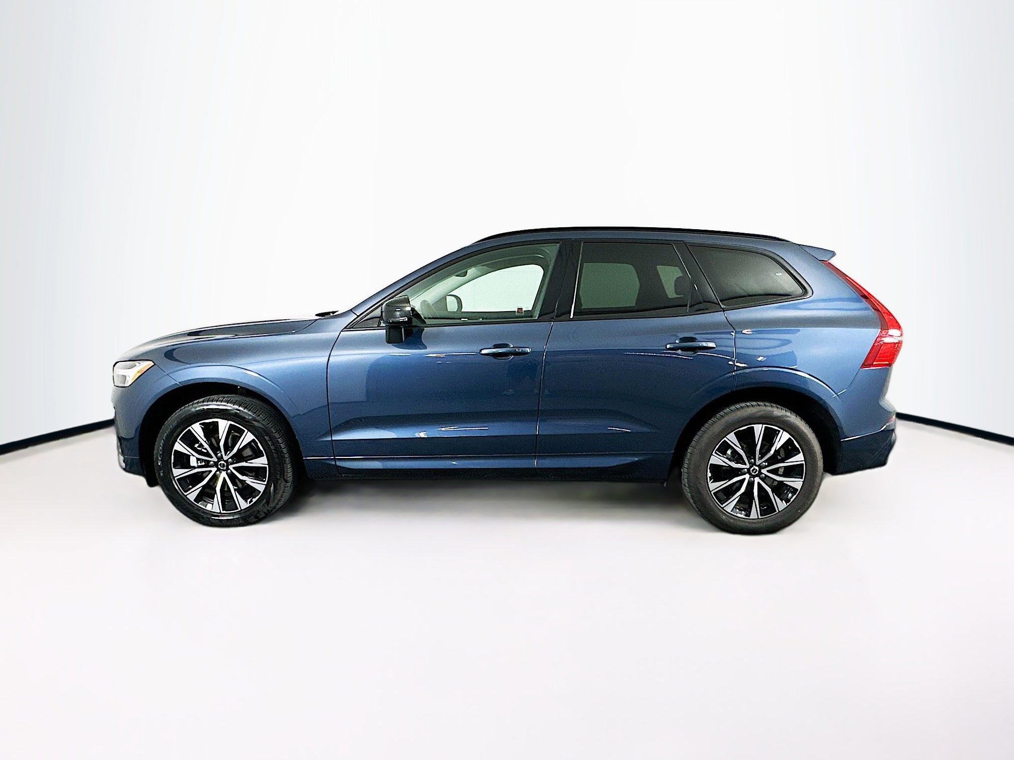 Used 2025 Volvo XC60 B5 Core image 4