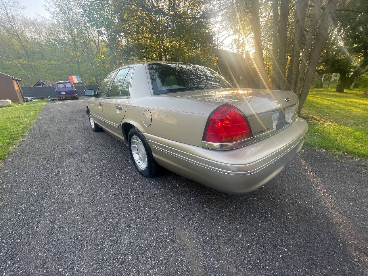 Used 2000 Ford Crown Victoria LX RWD image 5